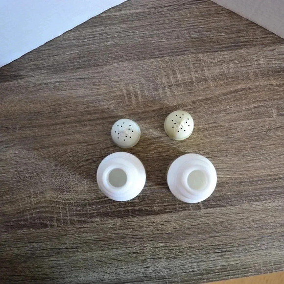 Vtg Milk Glass Salt &  Pepper Shakers - Picture 3 of 6